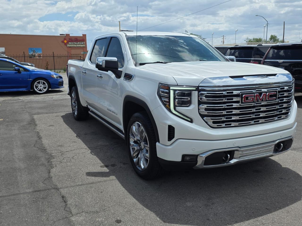 GMC Sierra 1500 4WD Crew Cab 147" Denali 2023