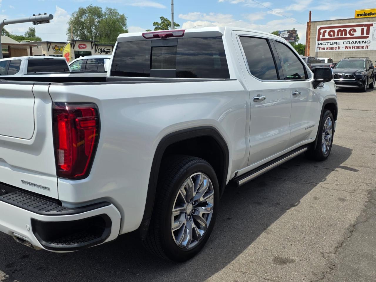 GMC Sierra 1500 4WD Crew Cab 147" Denali 2023