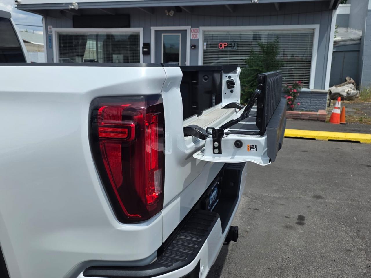 GMC Sierra 1500 4WD Crew Cab 147" Denali 2023