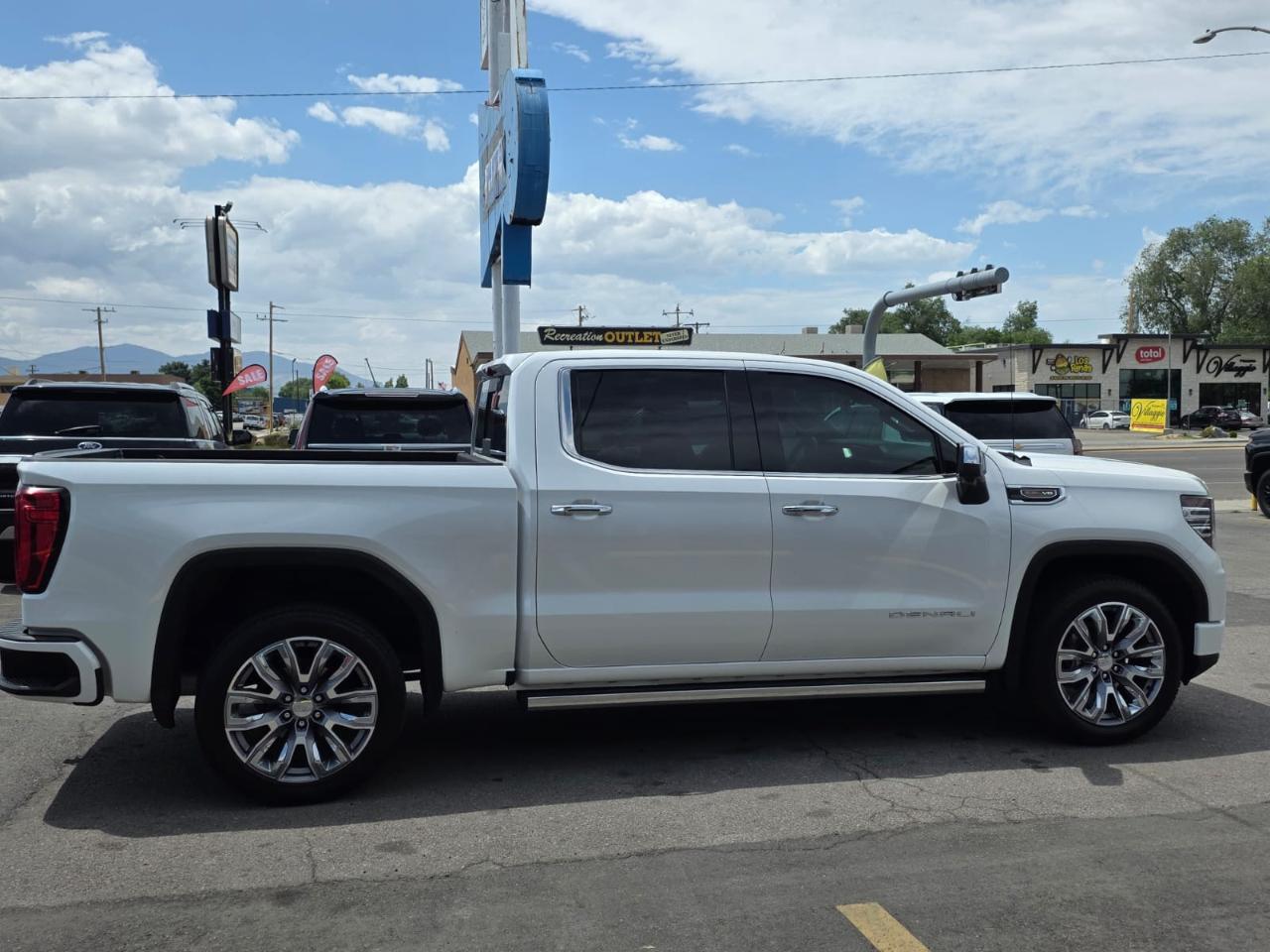 GMC Sierra 1500 4WD Crew Cab 147" Denali 2023