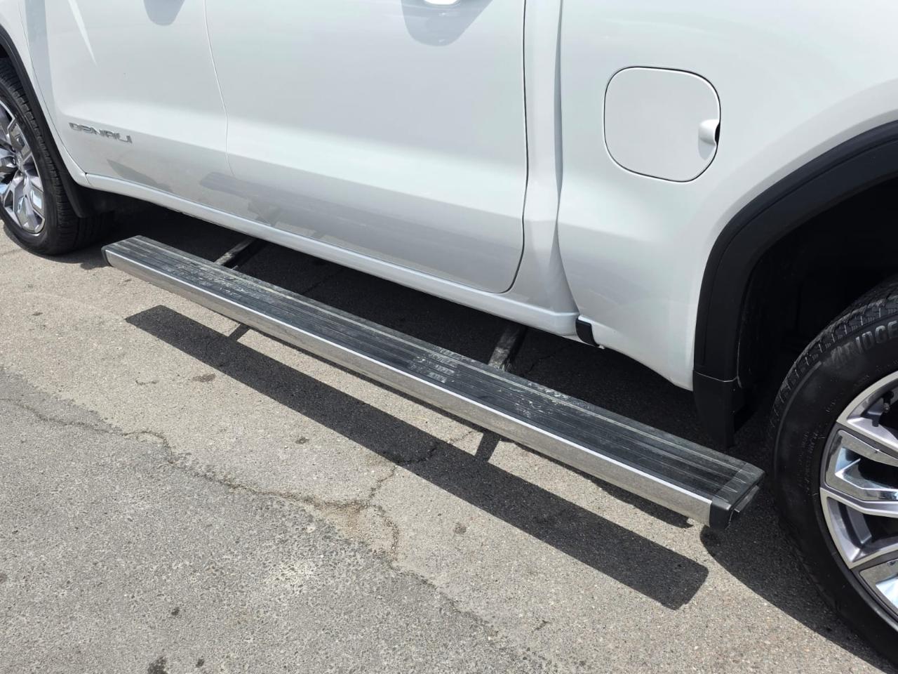 GMC Sierra 1500 4WD Crew Cab 147" Denali 2023