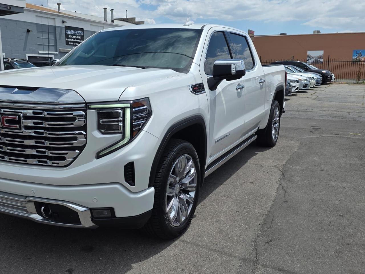 GMC Sierra 1500 4WD Crew Cab 147" Denali 2023