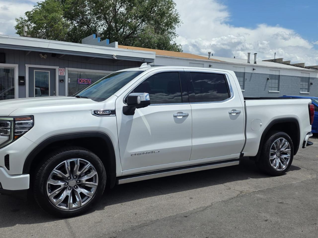GMC Sierra 1500 4WD Crew Cab 147" Denali 2023