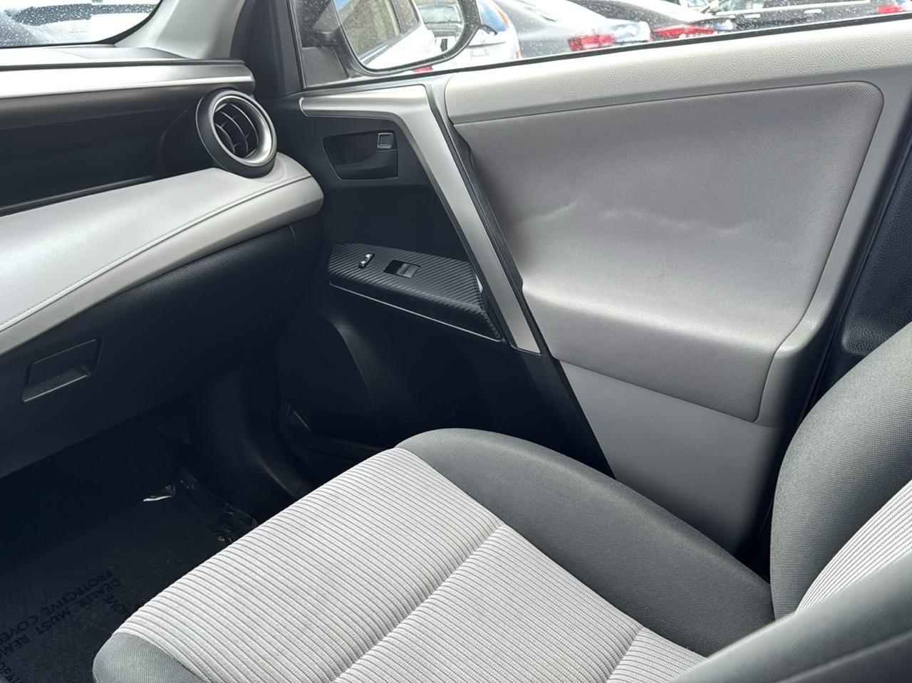 Toyota RAV4 AWD 4dr LE (Natl) 2013