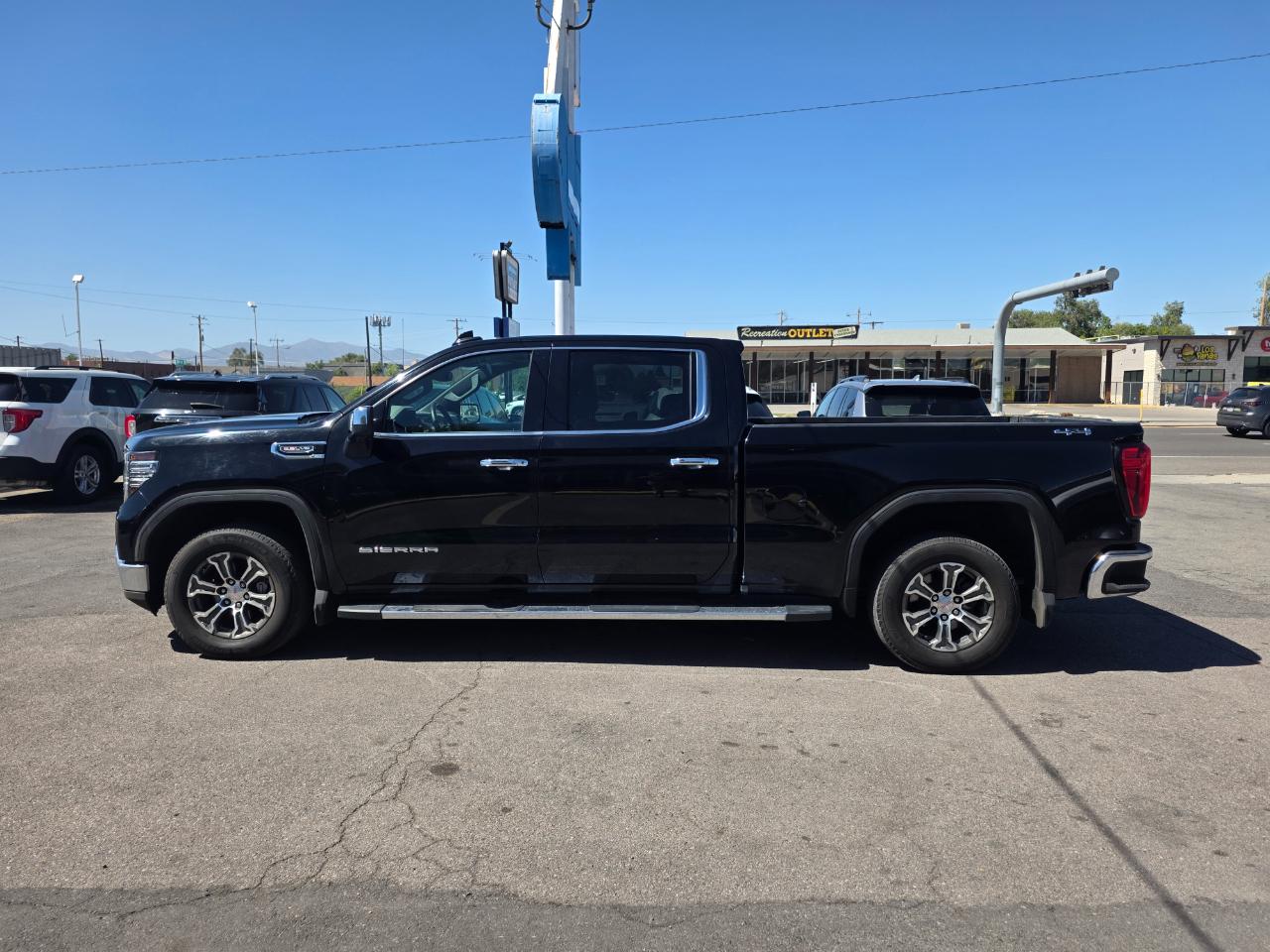 GMC Sierra 1500 4WD Crew Cab 157" SLT 2022