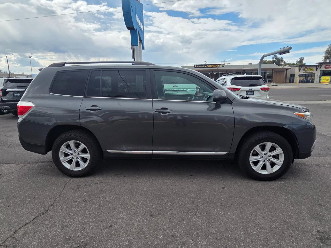 Toyota Highlander FWD 4dr V6 (Natl) 2013