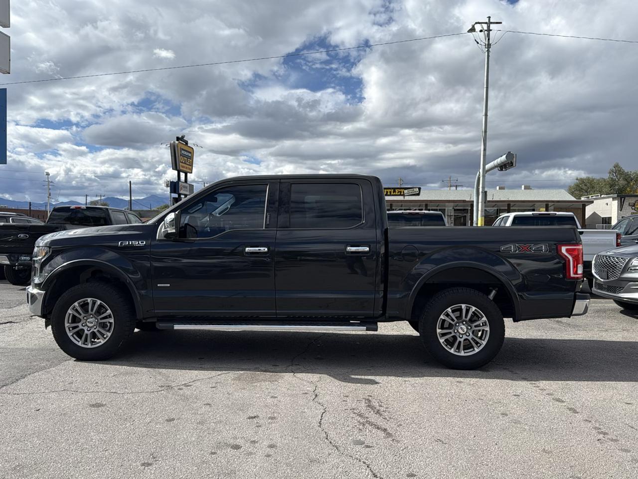 Ford F-150 4WD SuperCrew 145" Lariat 2015