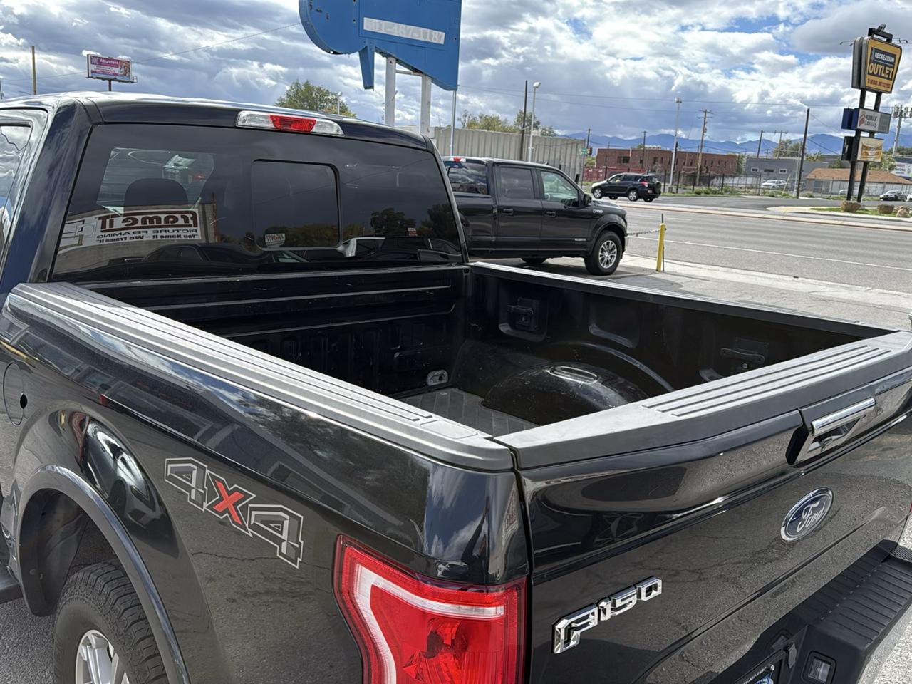 Ford F-150 4WD SuperCrew 145" Lariat 2015