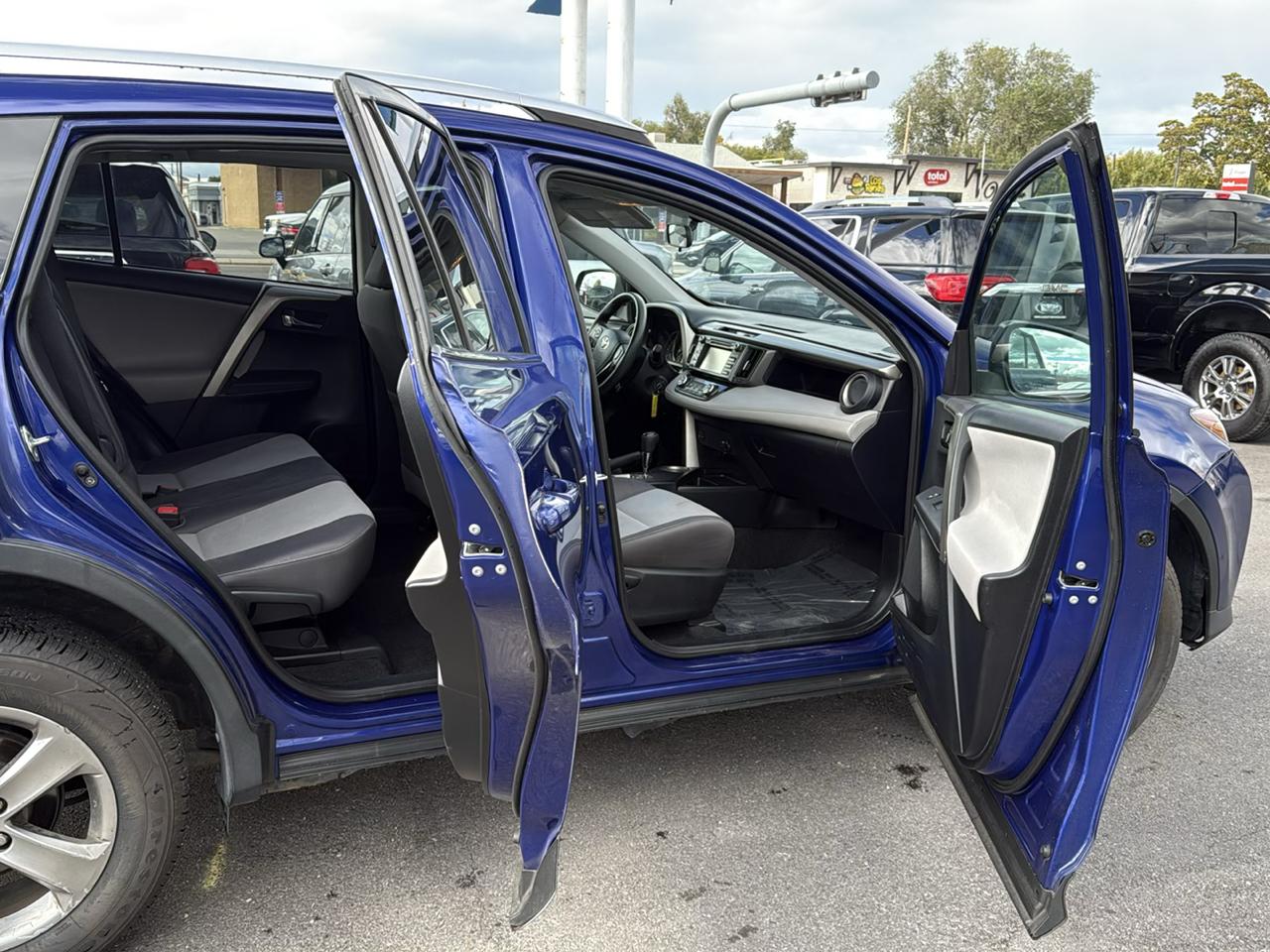 Toyota RAV4 AWD 4dr XLE (Natl) 2015