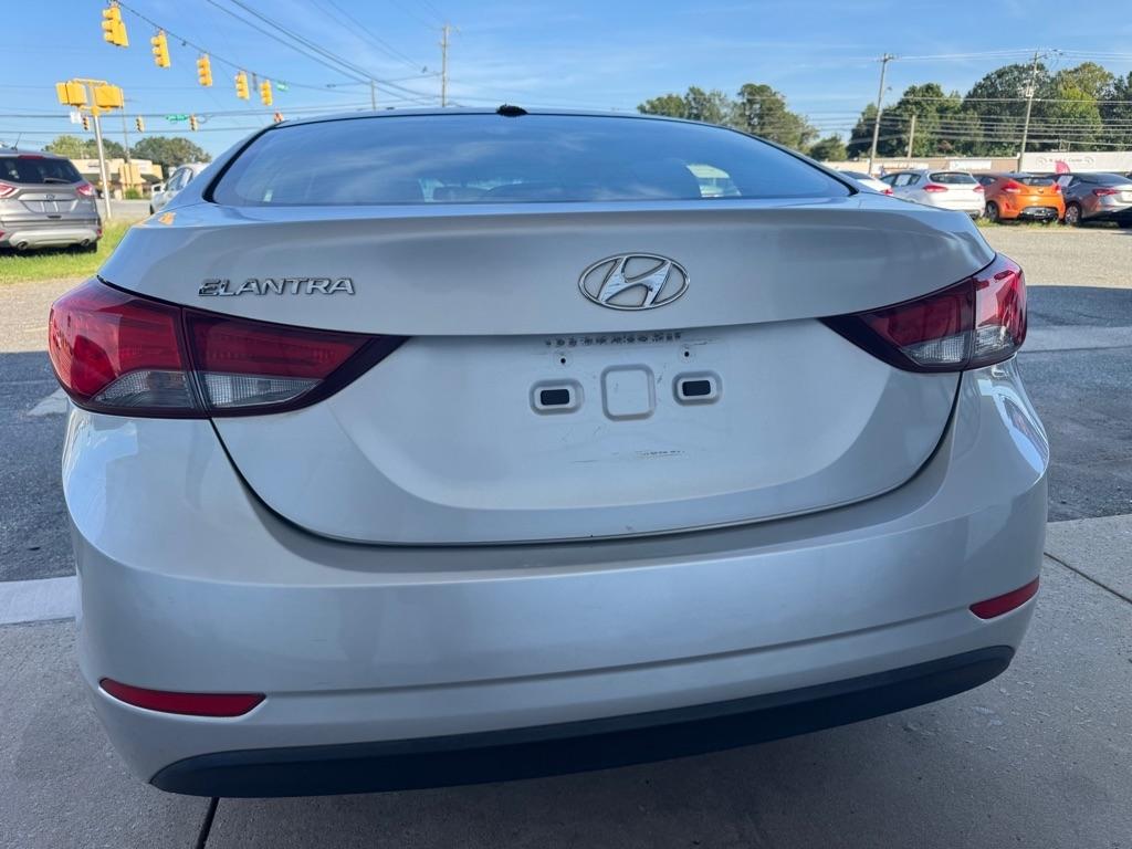 Hyundai Elantra SE 6AT 2015