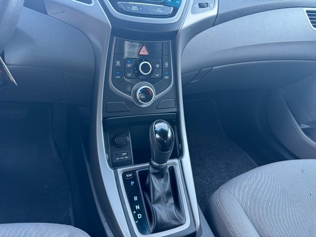 Hyundai Elantra SE 6AT 2015