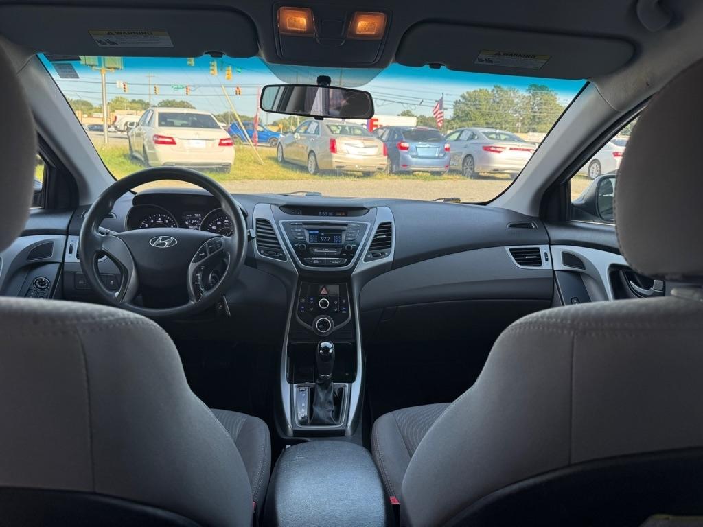 Hyundai Elantra SE 6AT 2015
