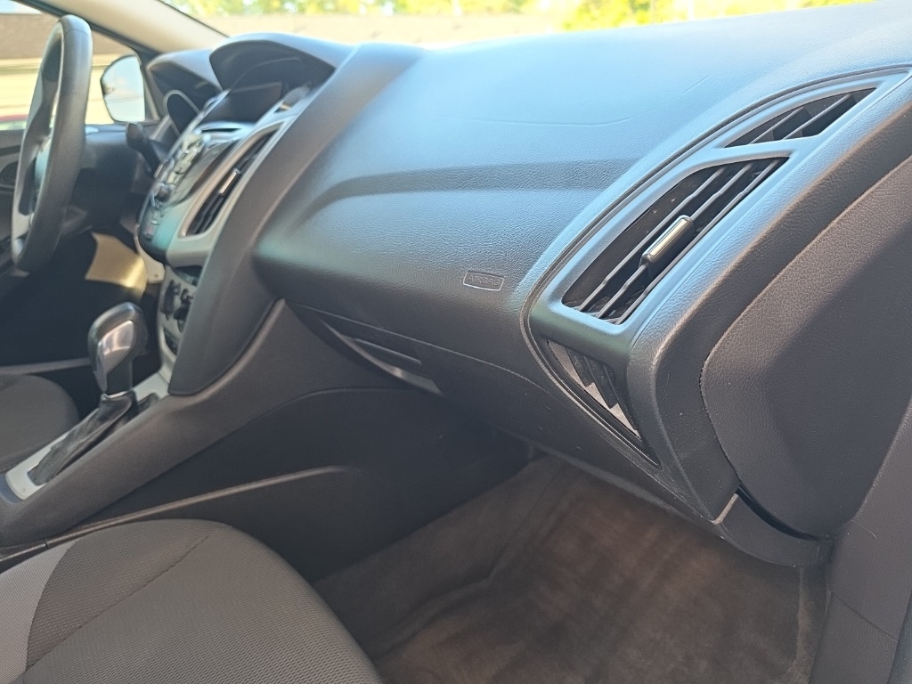 Ford Focus 4dr Sdn SE 2012 Ford Focus 4dr Sdn SE 2012