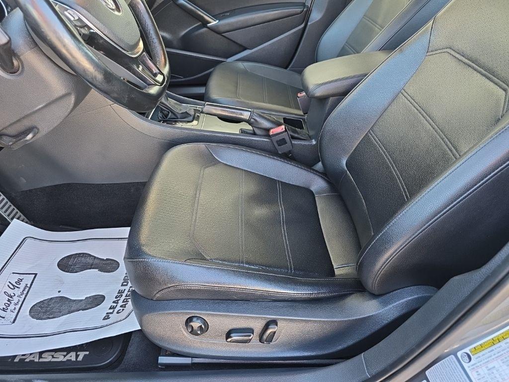 Volkswagen Passat R-Line w/Comfort Pkg Auto 2017