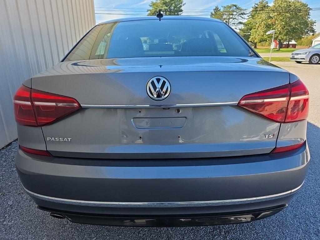 Volkswagen Passat R-Line w/Comfort Pkg Auto 2017