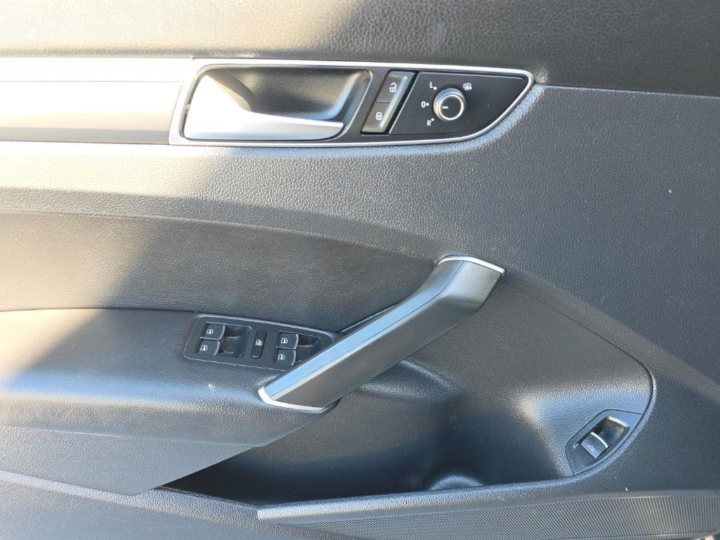 Volkswagen Passat R-Line w/Comfort Pkg Auto 2017