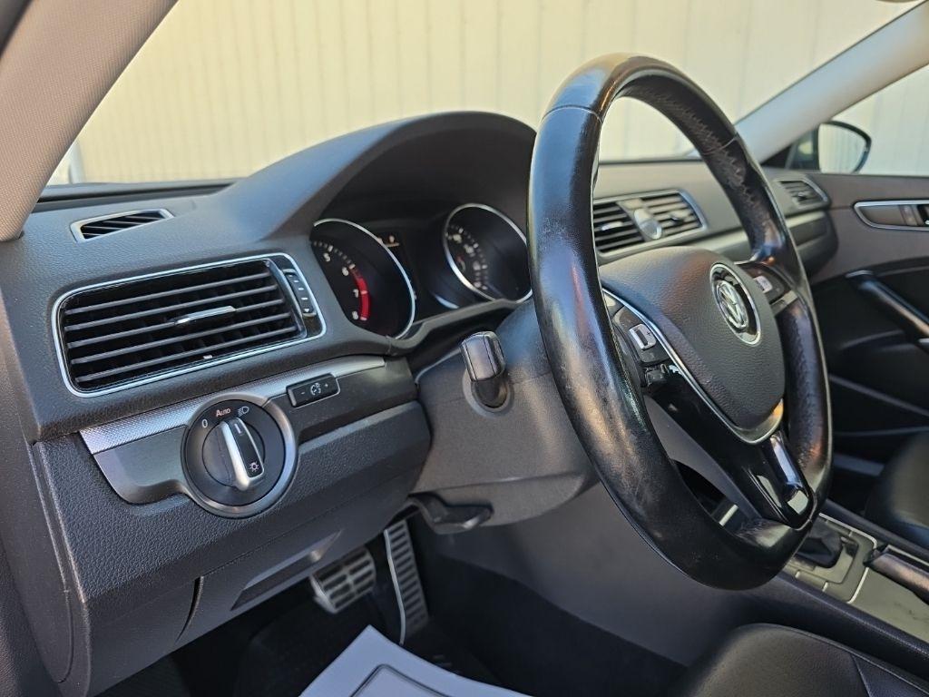 Volkswagen Passat R-Line w/Comfort Pkg Auto 2017