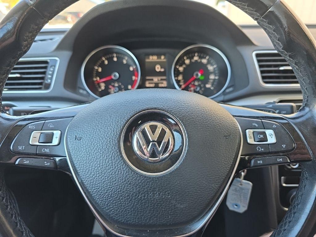Volkswagen Passat R-Line w/Comfort Pkg Auto 2017