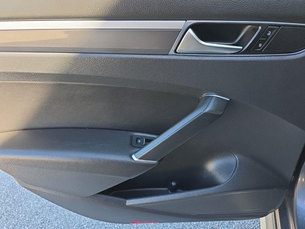 Volkswagen Passat R-Line w/Comfort Pkg Auto 2017