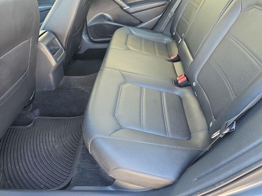 Volkswagen Passat R-Line w/Comfort Pkg Auto 2017