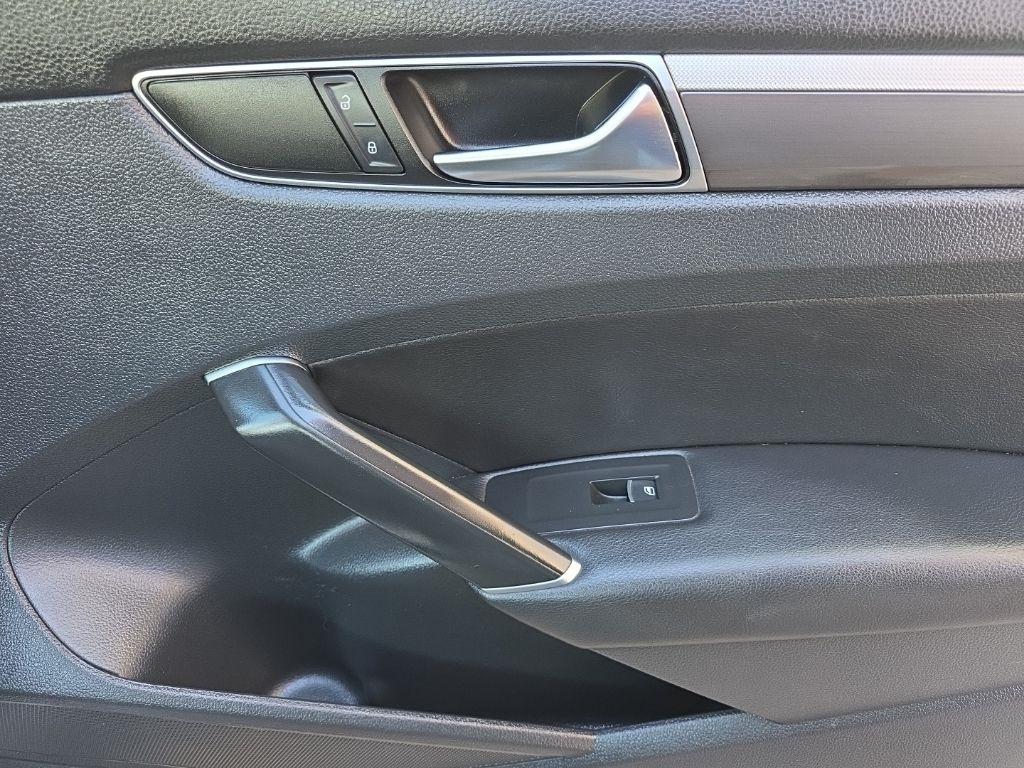 Volkswagen Passat R-Line w/Comfort Pkg Auto 2017