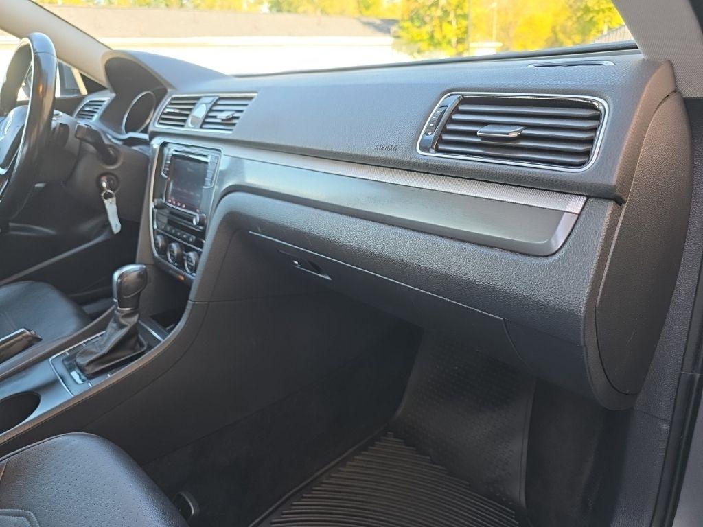 Volkswagen Passat R-Line w/Comfort Pkg Auto 2017