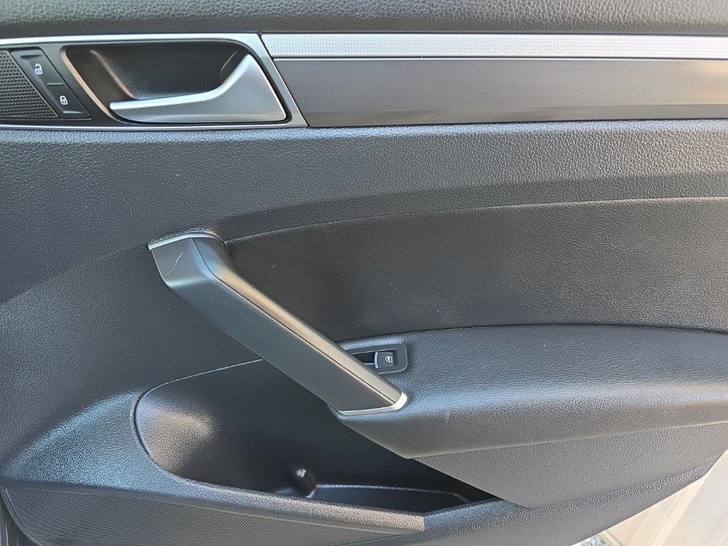 Volkswagen Passat R-Line w/Comfort Pkg Auto 2017