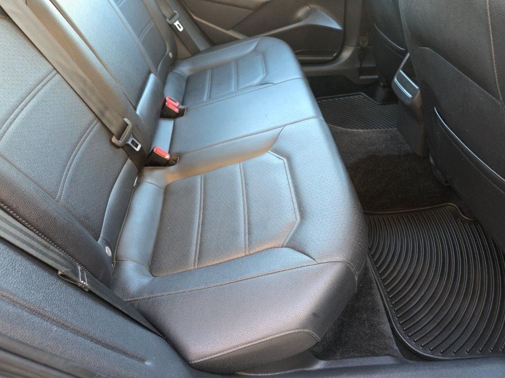 Volkswagen Passat R-Line w/Comfort Pkg Auto 2017