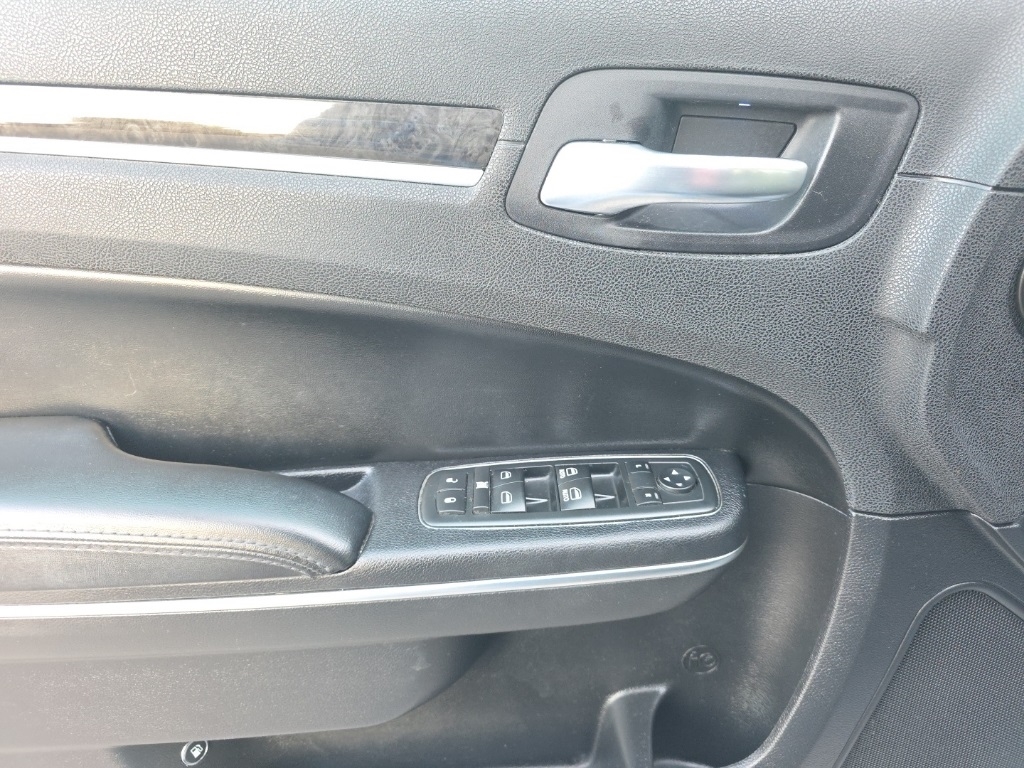 Chrysler 300 4dr Sdn Limited RWD 2011