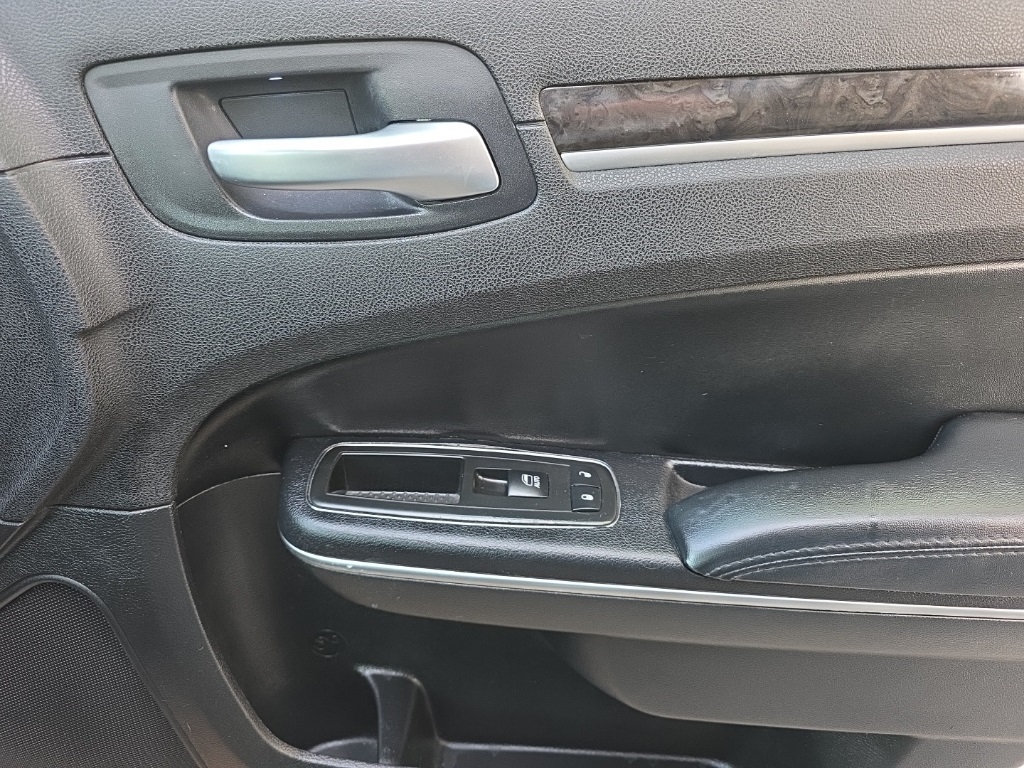 Chrysler 300 4dr Sdn Limited RWD 2011