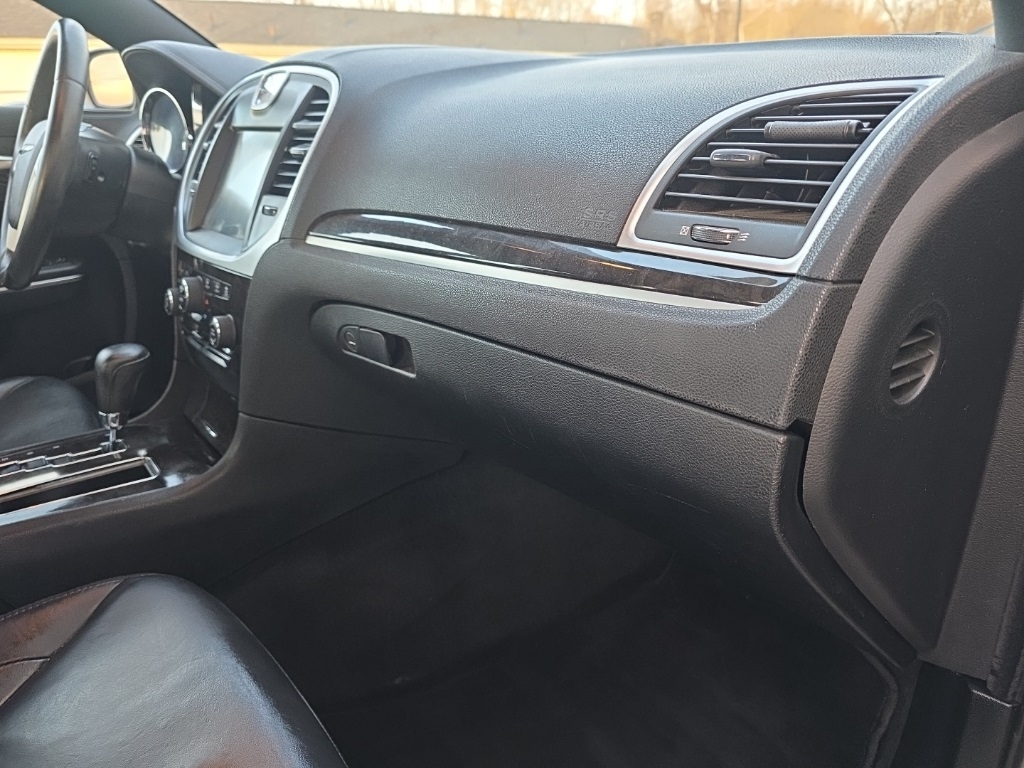 Chrysler 300 4dr Sdn Limited RWD 2011