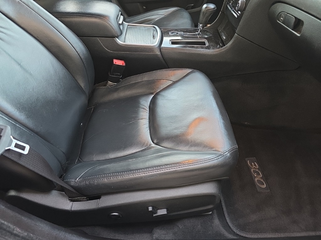 Chrysler 300 4dr Sdn Limited RWD 2011