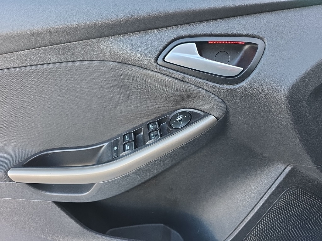 Ford Focus 4dr Sdn SEL 2012