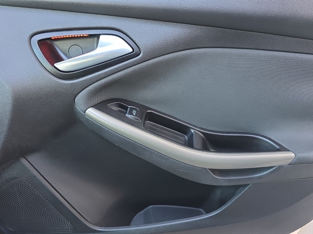 Ford Focus 4dr Sdn SEL 2012