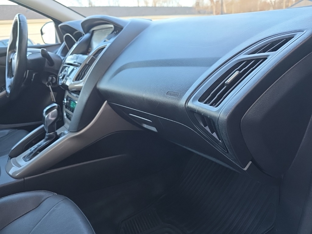 Ford Focus 4dr Sdn SEL 2012