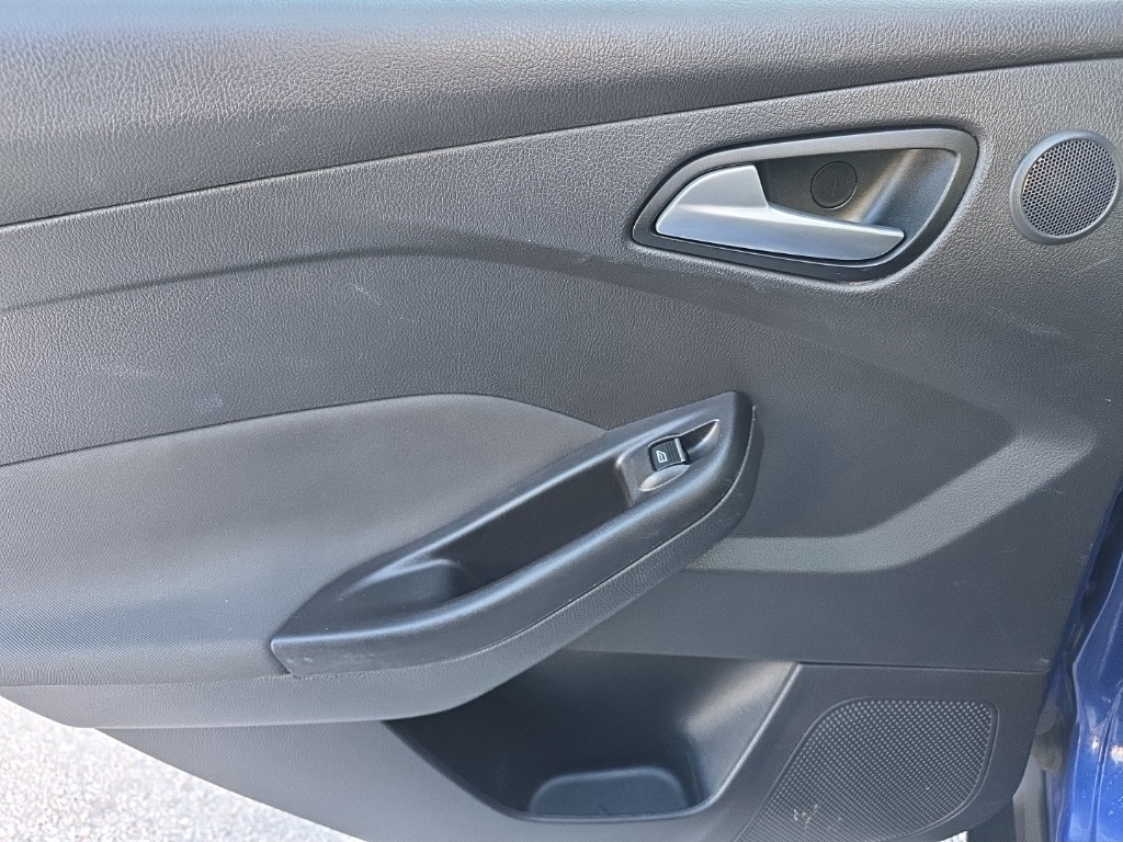 Ford Focus 4dr Sdn SEL 2012