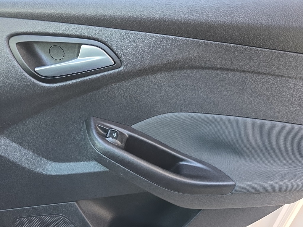 Ford Focus 4dr Sdn SEL 2012