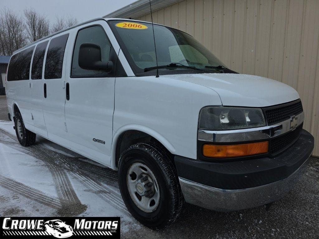 2006 Chevrolet Express Passenger 3500 155" WB RWD