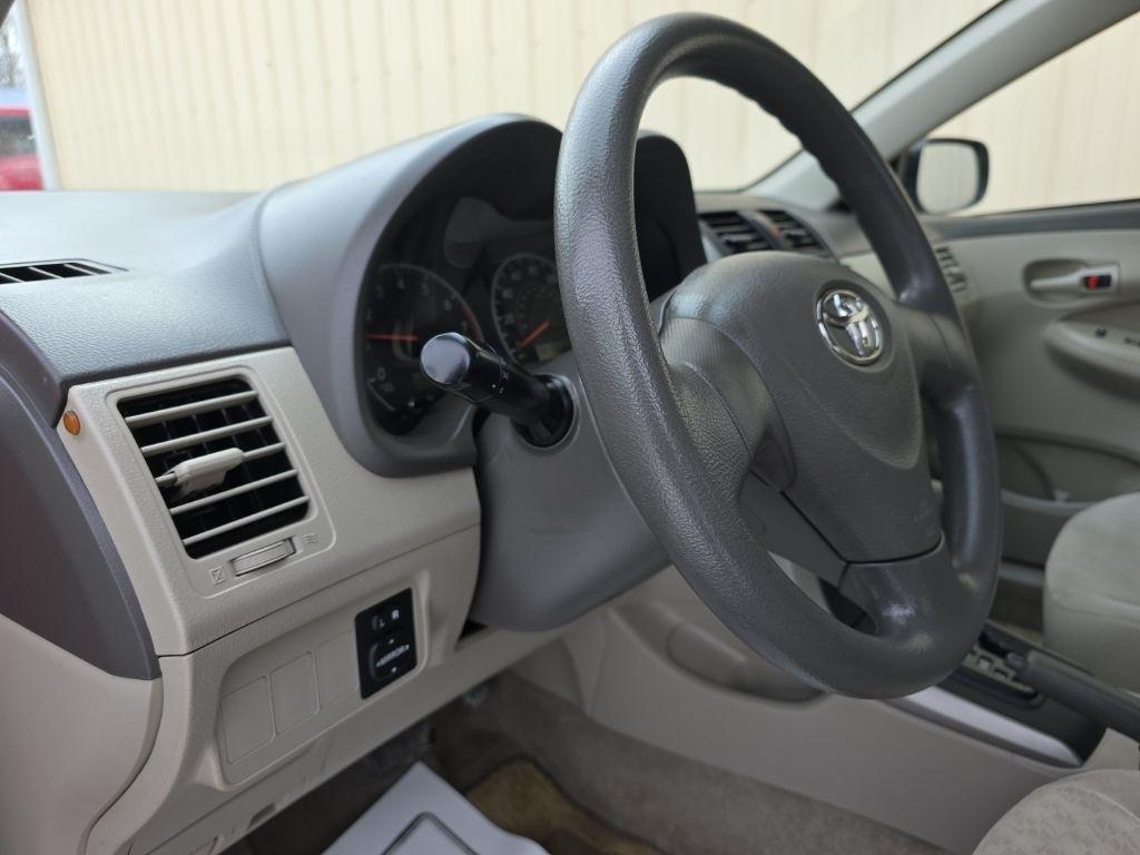 Toyota Corolla 4dr Sdn LE Auto 2009