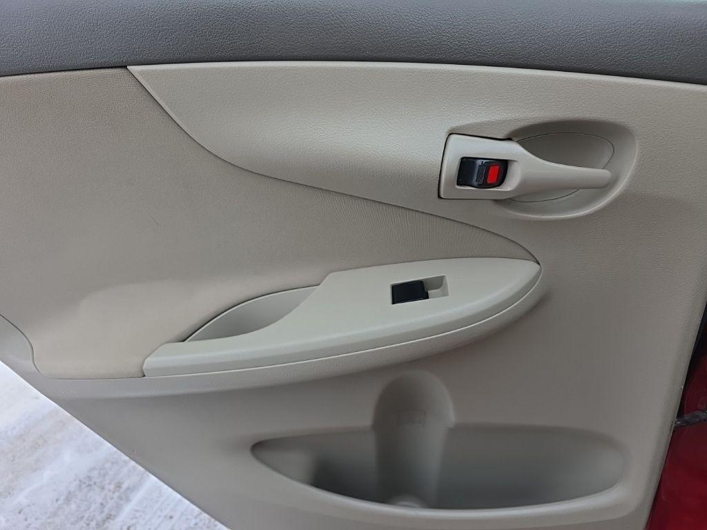 Toyota Corolla 4dr Sdn LE Auto 2009