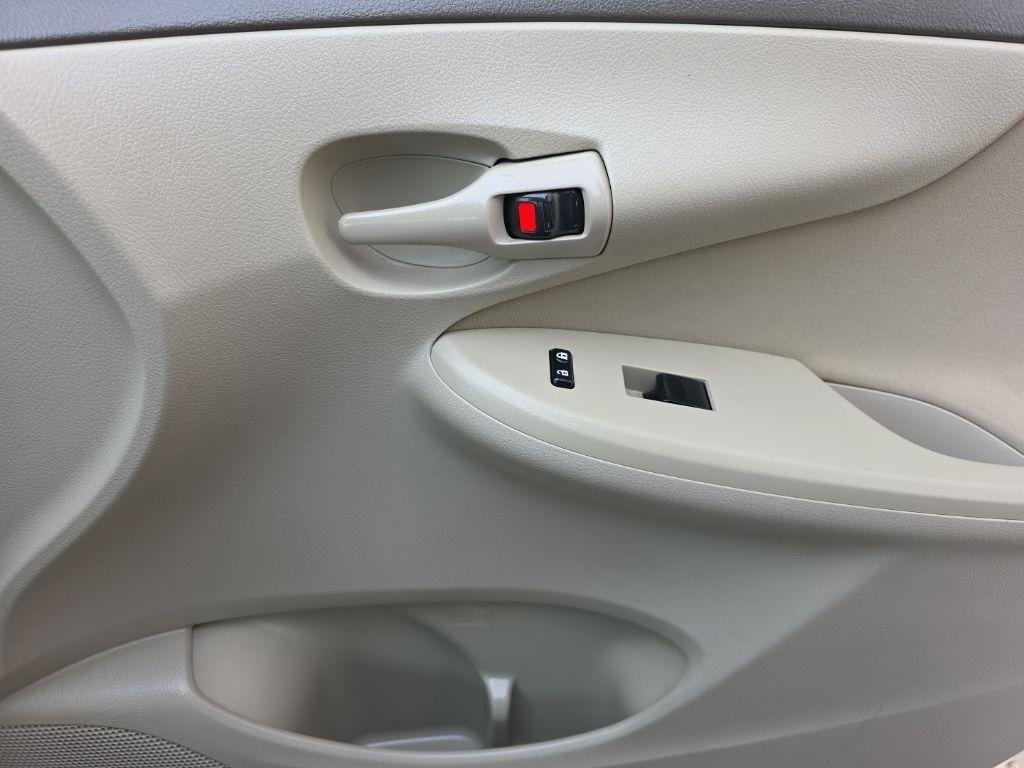 Toyota Corolla 4dr Sdn LE Auto 2009