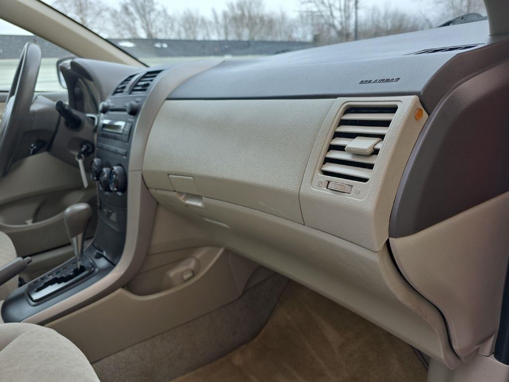 Toyota Corolla 4dr Sdn LE Auto 2009