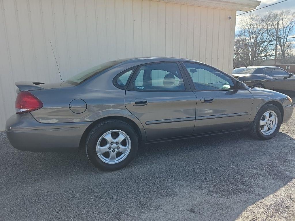 Ford Taurus 4dr Sdn SE 2005