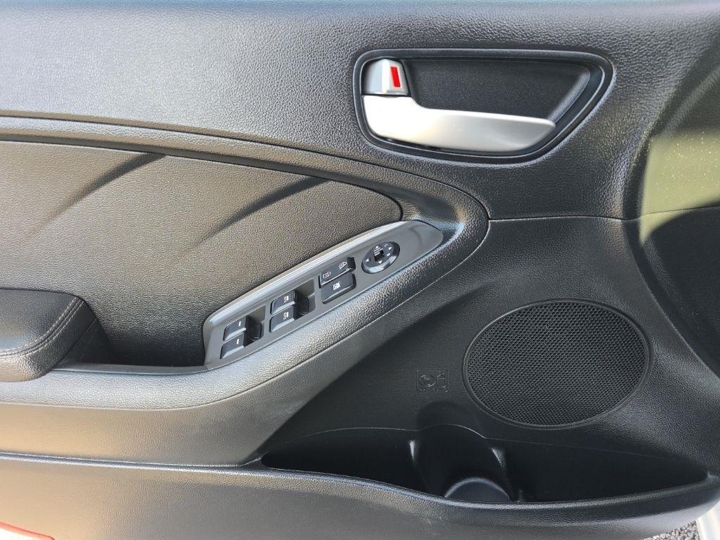 2017 Kia Forte5 LX - Photo 16