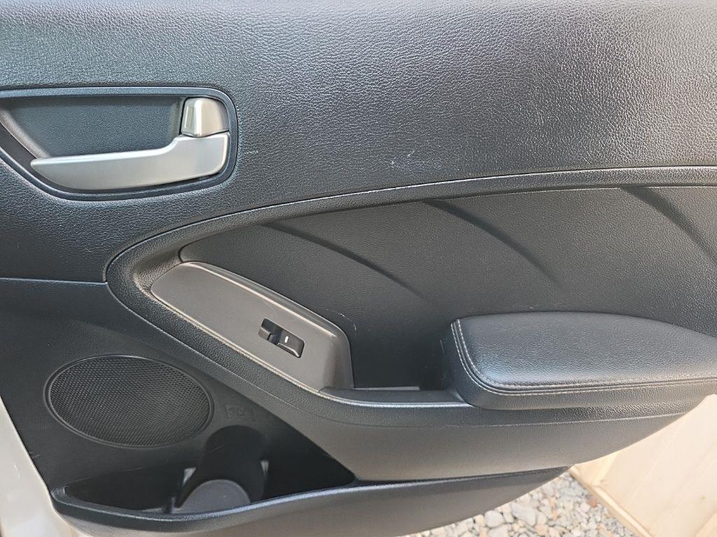 2017 Kia Forte5 LX - Photo 23