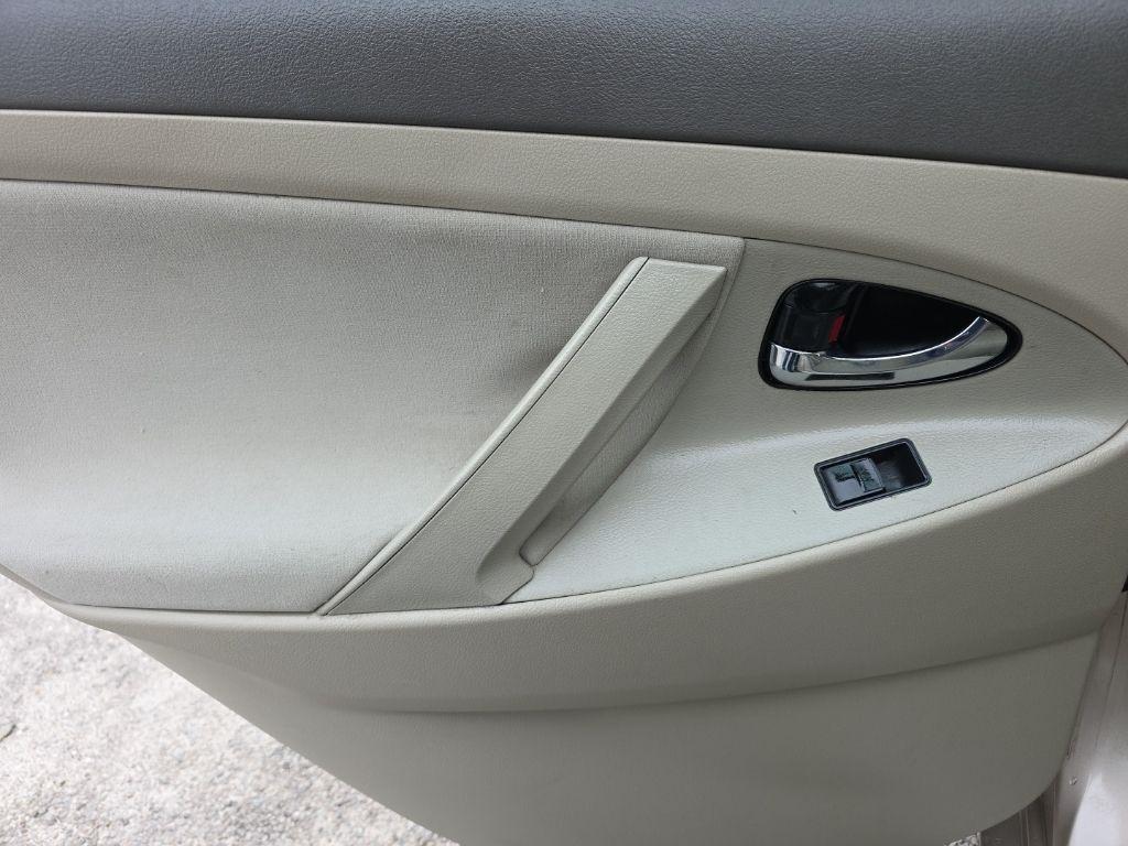 Toyota Camry 4dr Sdn I4 Man (Natl) 2009