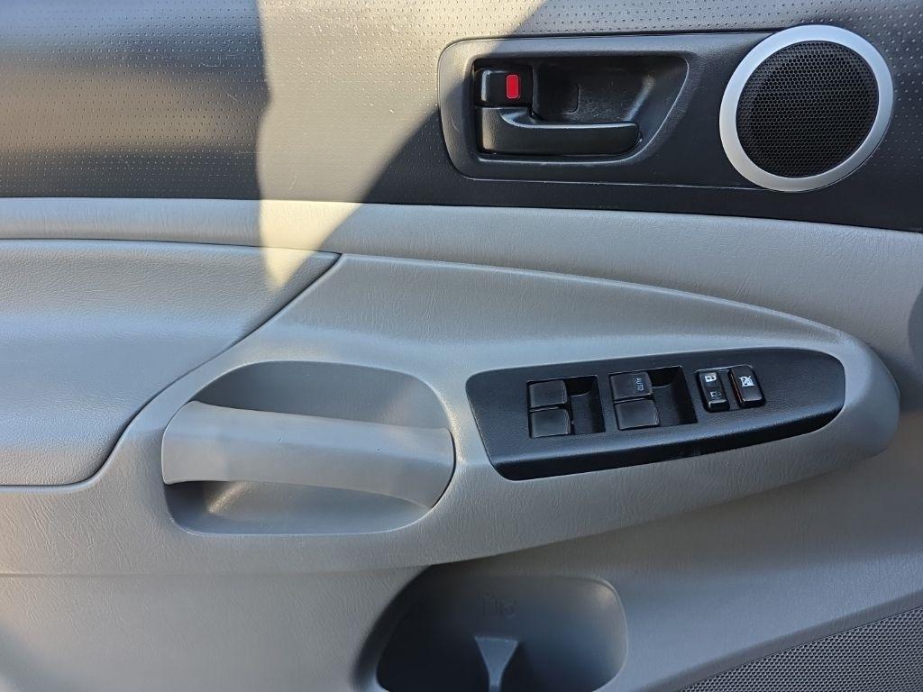 Toyota Tacoma 4WD Double Cab V6 AT (Natl) 2015