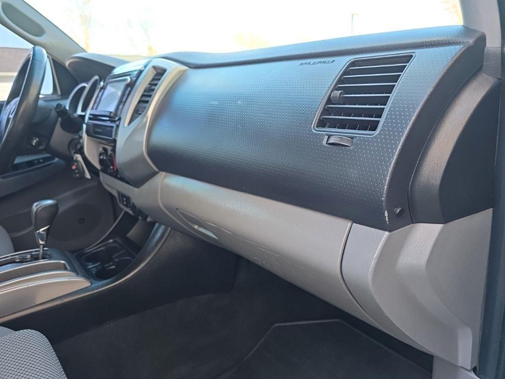 Toyota Tacoma 4WD Double Cab V6 AT (Natl) 2015