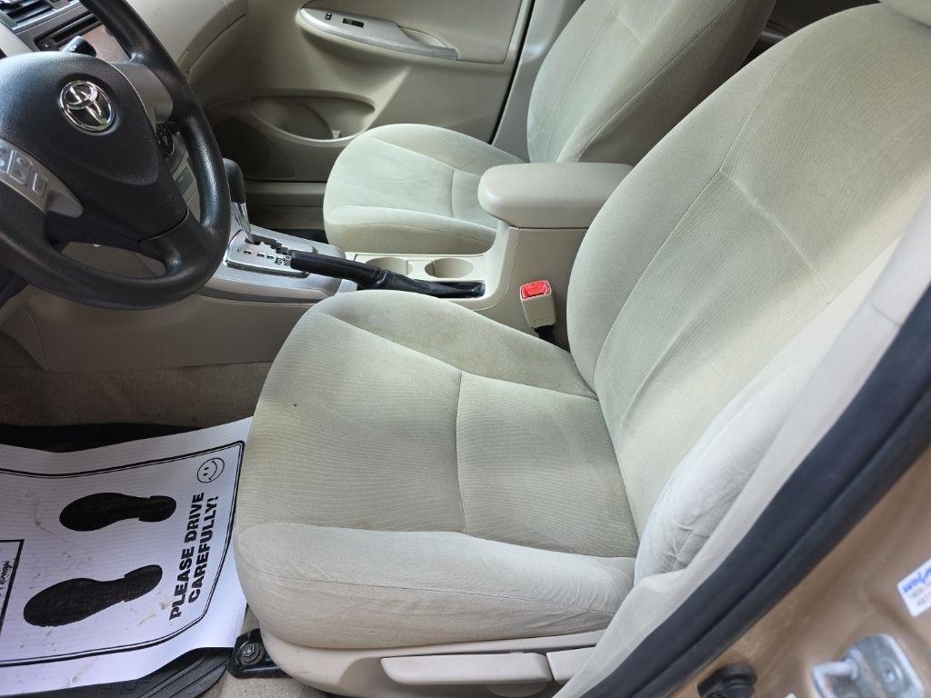 Toyota Corolla 4dr Sdn Auto LE Special Edition (Natl) 2013