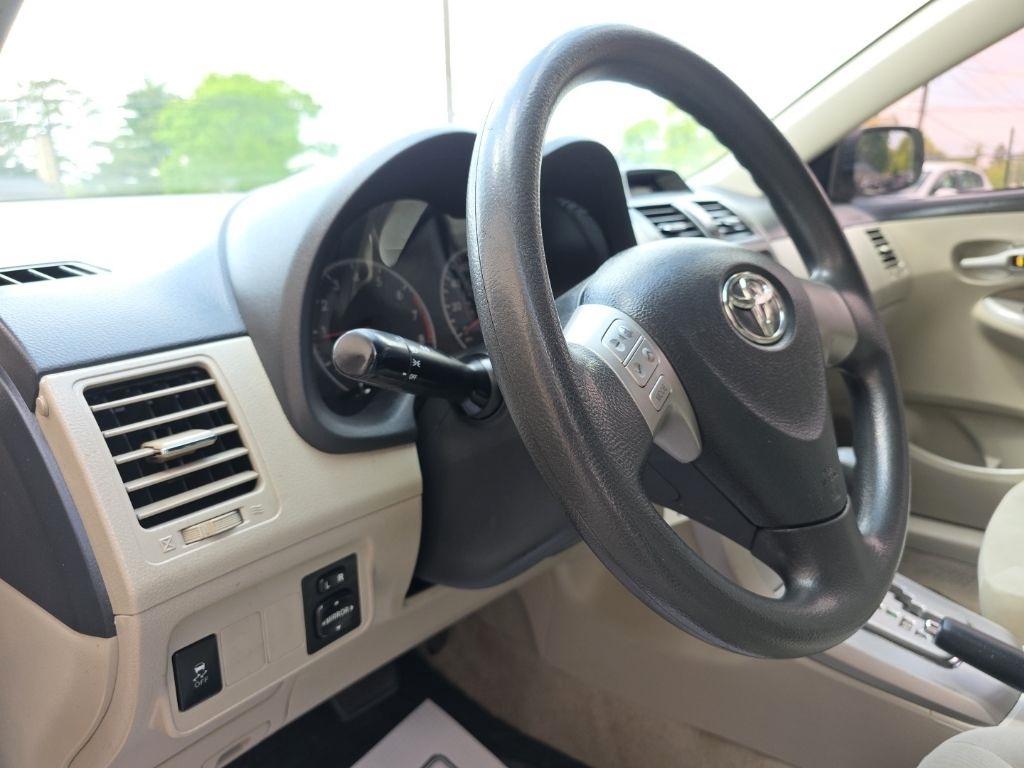 Toyota Corolla 4dr Sdn Auto LE Special Edition (Natl) 2013